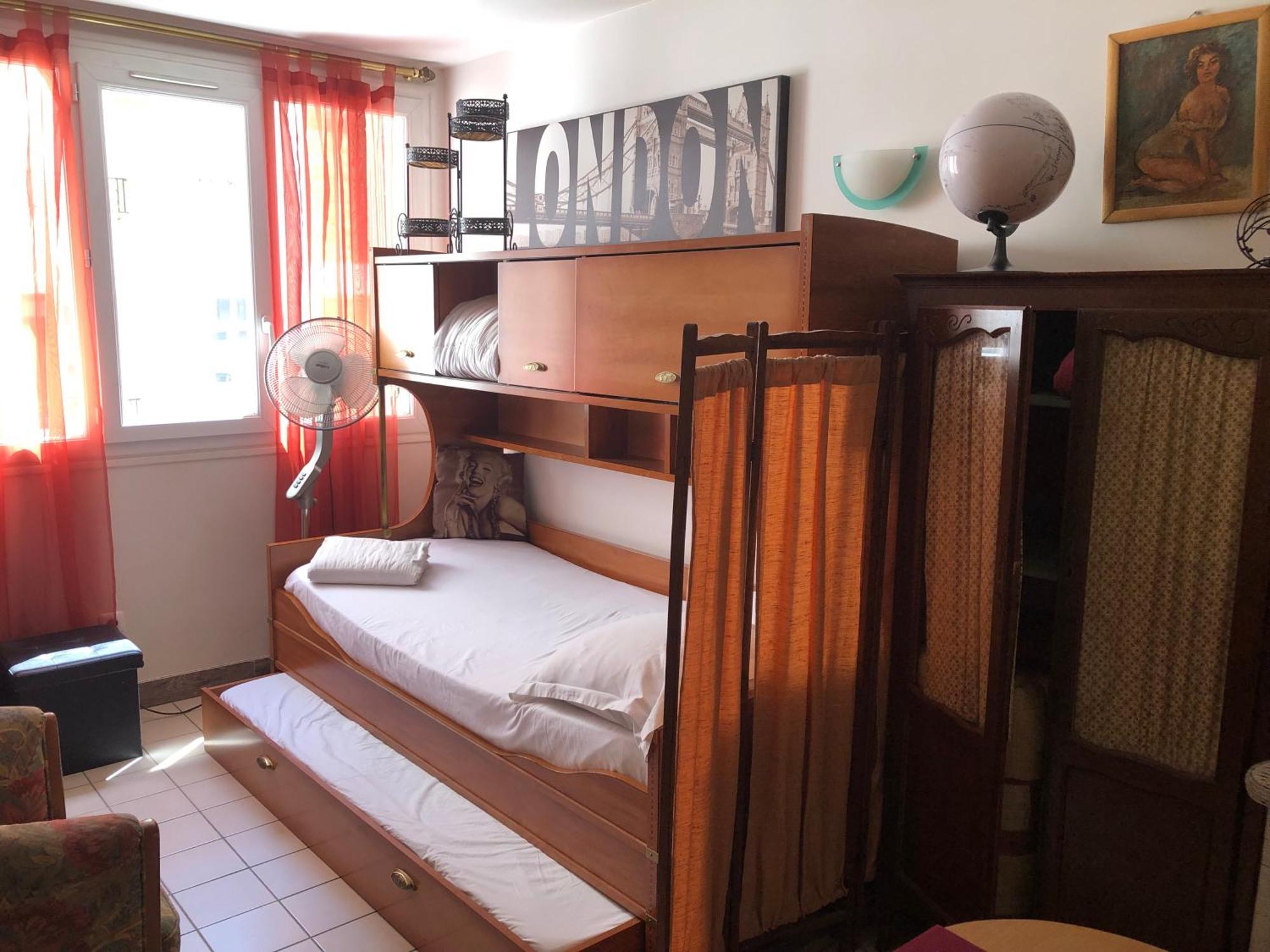 Studio Pigalle De 25 M2 - 2 Lits Simples Type Gigogne Pour 2 Personnes - Coeur Touristique De Paris - 2 Minutes De La Station Metro Pigalle ,Petit Train Vers La Butte Montmartre-Cabarets Moulin Rouge,Chez Michou-Restaurants Bouillon Pigalle,Berliner Экстерьер фото