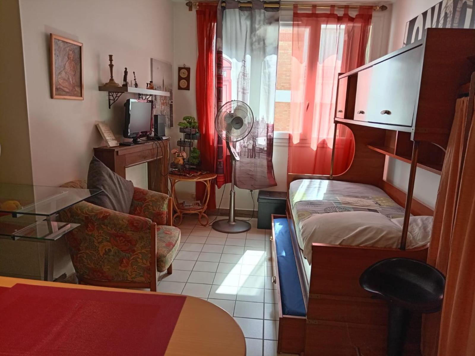 Studio Pigalle De 25 M2 - 2 Lits Simples Type Gigogne Pour 2 Personnes - Coeur Touristique De Paris - 2 Minutes De La Station Metro Pigalle ,Petit Train Vers La Butte Montmartre-Cabarets Moulin Rouge,Chez Michou-Restaurants Bouillon Pigalle,Berliner Экстерьер фото