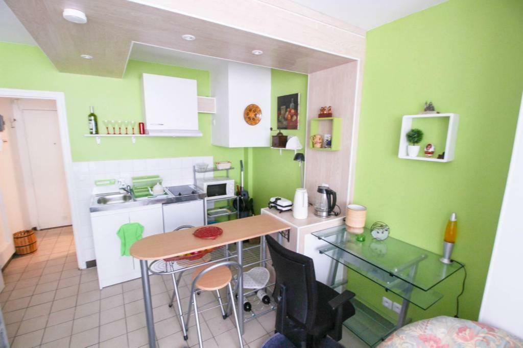Studio Pigalle De 25 M2 - 2 Lits Simples Type Gigogne Pour 2 Personnes - Coeur Touristique De Paris - 2 Minutes De La Station Metro Pigalle ,Petit Train Vers La Butte Montmartre-Cabarets Moulin Rouge,Chez Michou-Restaurants Bouillon Pigalle,Berliner Экстерьер фото